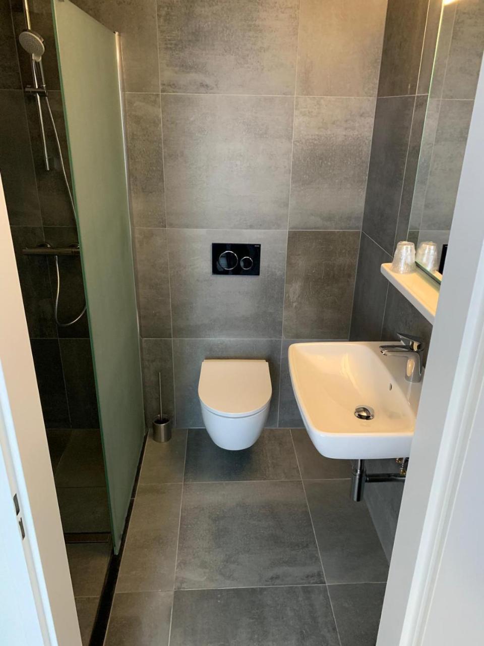 Hotel&Appartementen Royal Sas van Gent Bagian luar foto